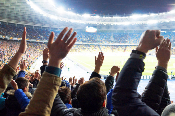 stadionin fanit tukevat puuvilla urheiluseuraa
 - Valokuva, kuva