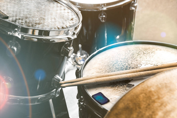 Fondo de la música.Drumkit en el escenario luces rendimiento
 - Foto, imagen