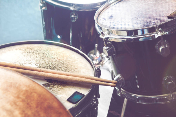 Fondo de la música.Drumkit en el escenario luces rendimiento
 - Foto, Imagen