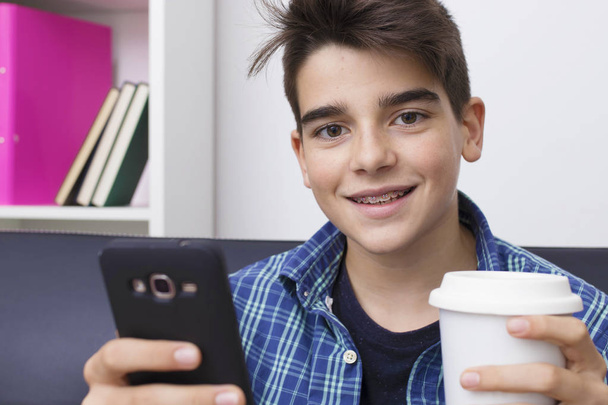 gyermek, tinédzser vagy mozgatható telefon és csésze preteen - Fotó, kép