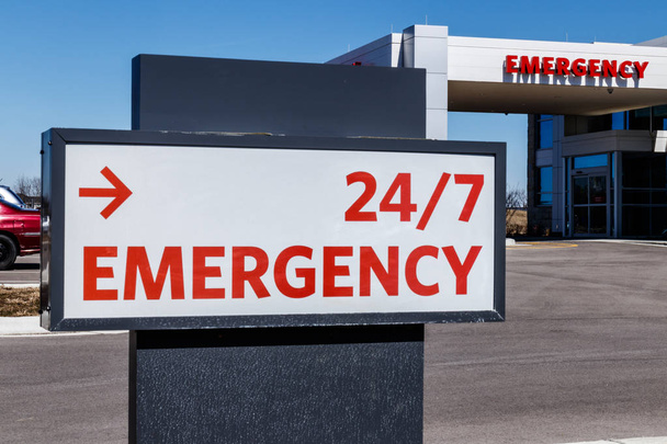 Red Emergency Entrance Sign for a Local Hospital III - Фото, зображення