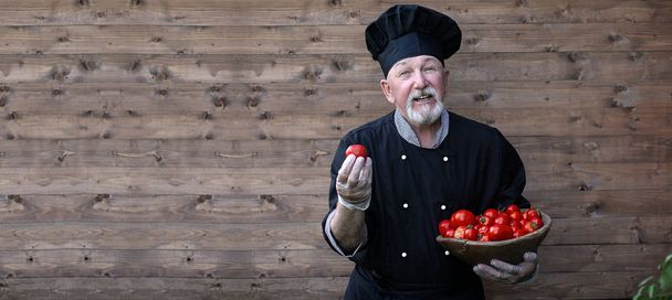 Szef kuchni stary w mundurze z warzywami - Zdjęcie, obraz