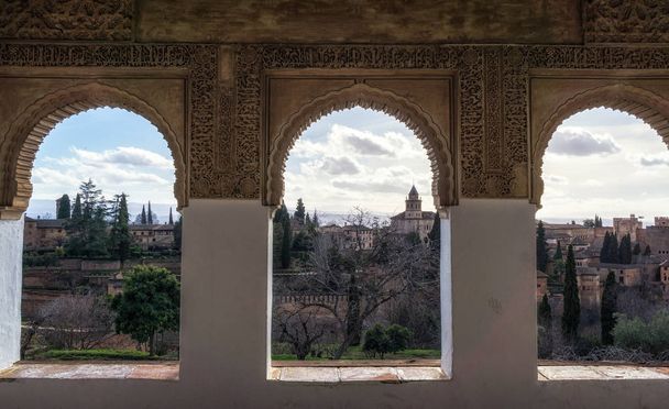 vista al palacio de la alhambra desde generalife
 - Foto, Imagen