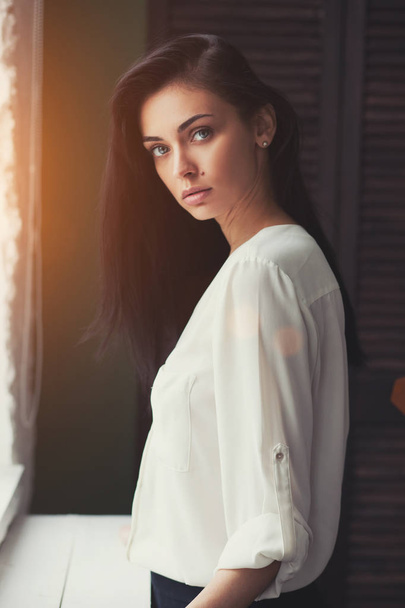 portrait of a beautiful woman near window - Foto, Bild