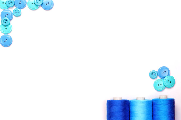 Blaue Knöpfe mit blauem String - Foto, Bild
