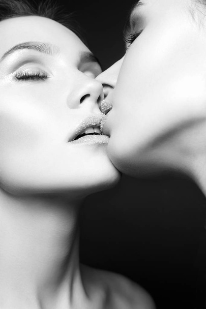 beso de pareja mujeres con azúcar en los labios
 - Foto, imagen
