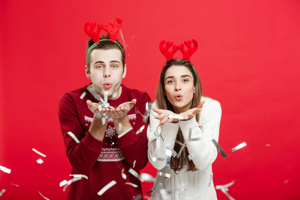Concept de Noël - Heureux homme et femme caucasien en chapeaux de rennes célébrant Noël toasting avec flûtes à champagne, félicitations pour Noël
 - Photo, image