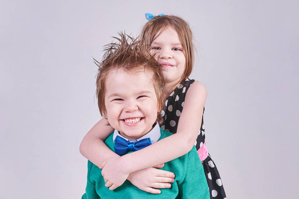 Hermoso niño y niña abrazándose
 - Foto, Imagen