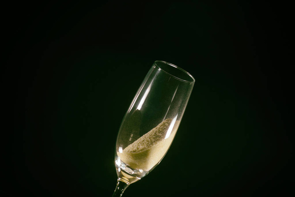 Desert liquor fine sand trickles into a champagne glass  - Foto, afbeelding