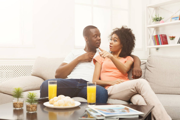 Φοβισμένη Αφροαμερικανός ζευγάρι βλέποντας τηλεόραση στο σπίτι - Φωτογραφία, εικόνα