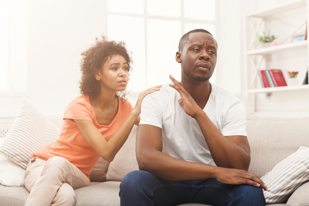 junges schwarzes Paar streitet zu Hause - Foto, Bild
