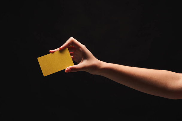 Крупним планом жіноча рука тримає порожню пластикову картку
 - Фото, зображення
