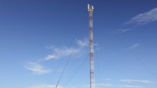 Antena GSM o CDMA sobre un fondo de cielo azul, timelapse
. - Imágenes, Vídeo