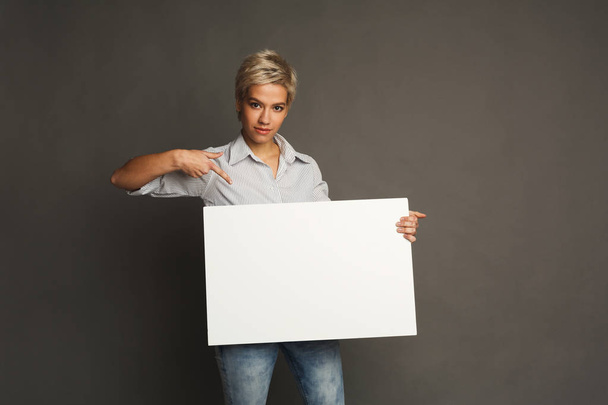 Молода жінка з чистим білим папером
 - Фото, зображення