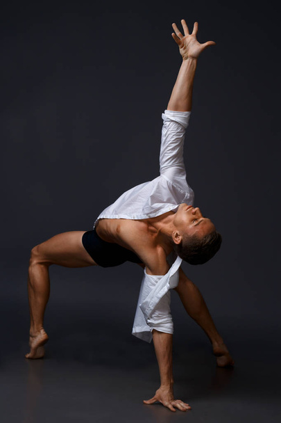 dancer dances in a white shirt and black shorts - Foto, Imagen