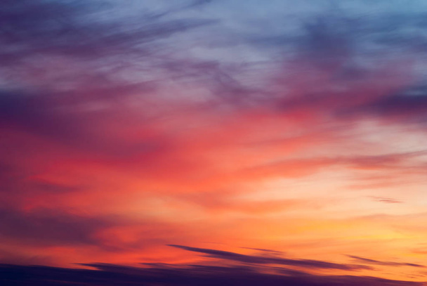 Драматическое небо на закате, яркие цветные абстрактные облака
, - Фото, изображение