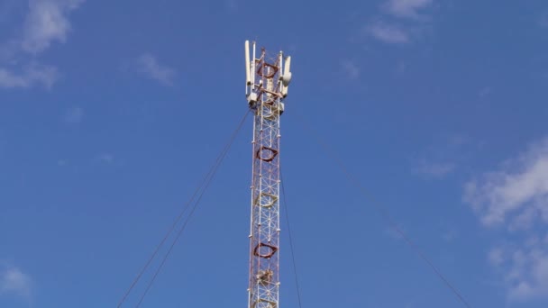 GSM tai CDMA-antenni sinitaivaalla taustalla, timelapsi
. - Materiaali, video