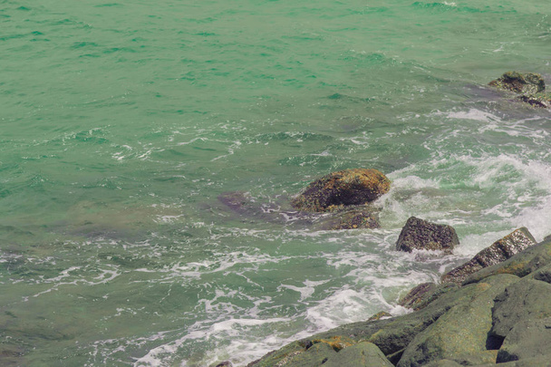 Salpicos de ondas batendo contra as pedras costeiras
. - Foto, Imagem
