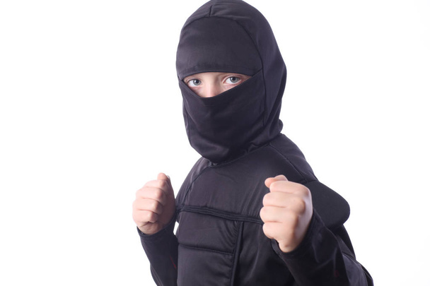 Detailní záběr mladého chlapce na sobě kostým ninja.  - Fotografie, Obrázek