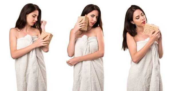 Conjunto de mulher jovem em toalha de banho com esponja de banho
  - Foto, Imagem