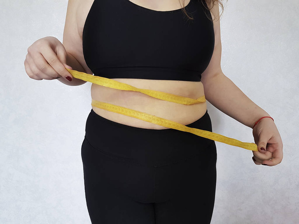 mujer con sobrepeso centímetro, tamaño más
 - Foto, Imagen