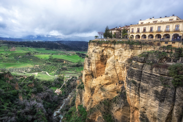 Cliff üzerinde tünemiş Ronda şehir - Fotoğraf, Görsel