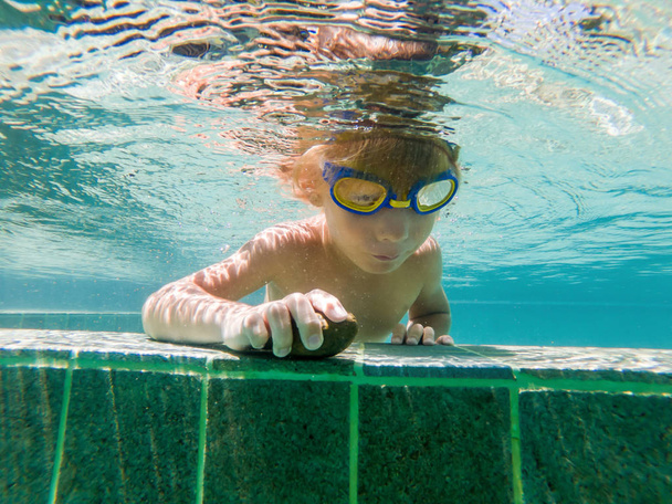 menino nadando debaixo d 'água na piscina
  - Foto, Imagem