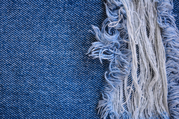 Fragmento de pantalones vaqueros con parche rasgado, rasgado, decorado wi
 - Foto, imagen