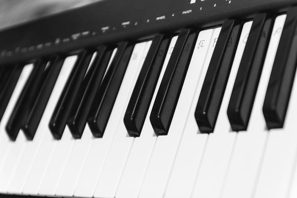 Teclas de piano blanco y negro, vista lateral. El concepto de música
. - Foto, imagen