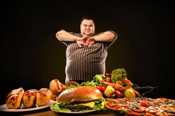Grubas dieta sprawia, że wybór między zdrowe i niezdrowe jedzenie. - Zdjęcie, obraz
