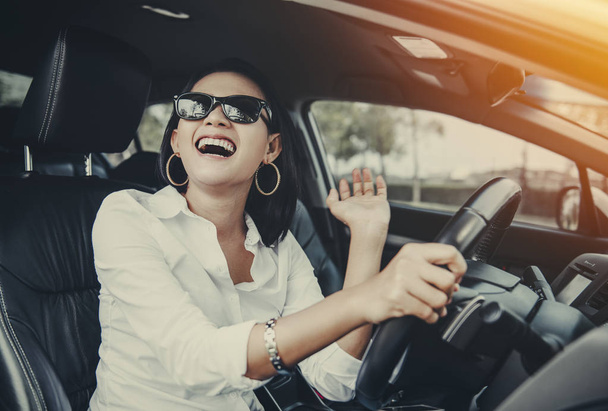 Asian women are happy to travel with her car.Focus on face - Foto, Imagen