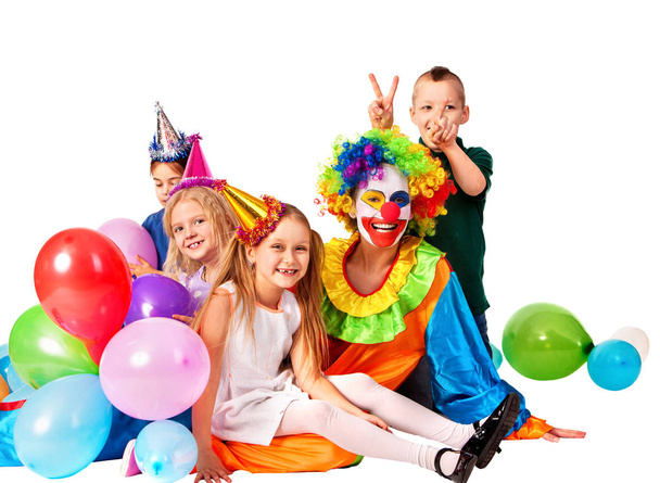 Anniversaire enfant clown jouer avec des enfants. Gâteaux de vacances pour enfants
. - Photo, image