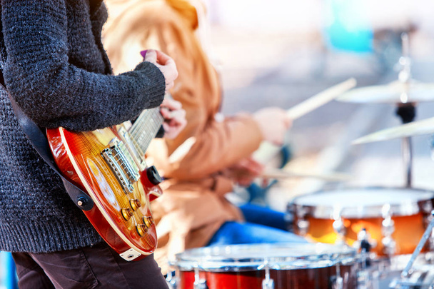 Фестивальная музыкальная группа. Друзья играют на ударных инструментах в городском парке
. - Фото, изображение