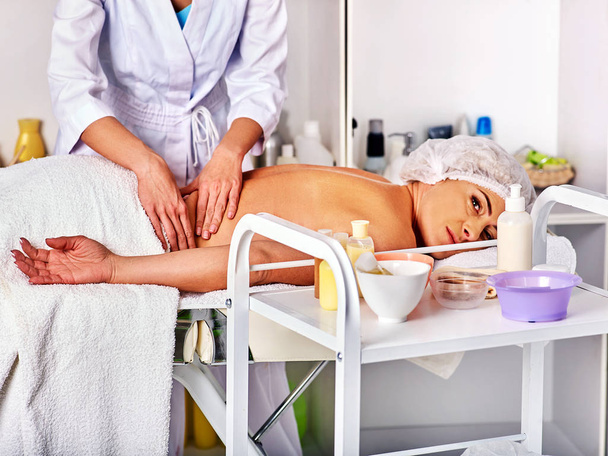 Massage therapie-aanbiedingen. Vrouw therapeut maken van manuele therapie terug. - Foto, afbeelding