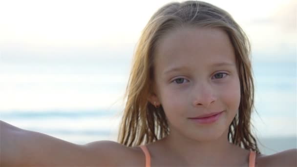愛らしい少女熱帯白いビーチで selfie を作るします。スローモーション - 映像、動画
