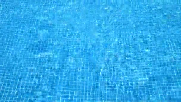 Absztrakt lövés a víz a medencében - Felvétel, videó