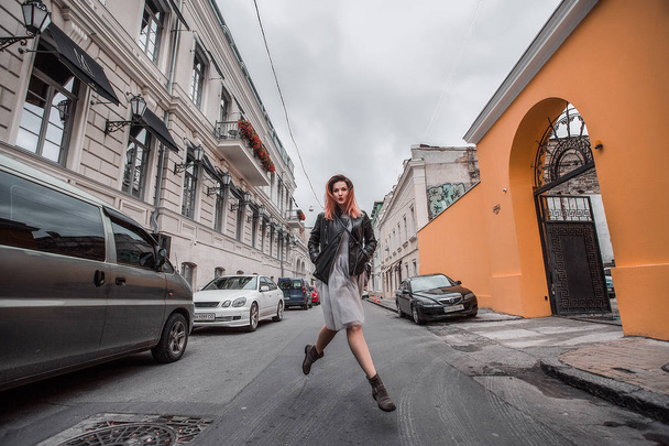 mulher bonita elegante andando na rua da cidade
 - Foto, Imagem