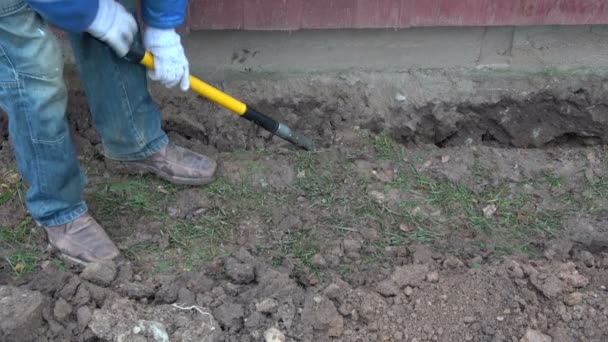 Lavoratore scava trincea vicino fondazione casa
 - Filmati, video