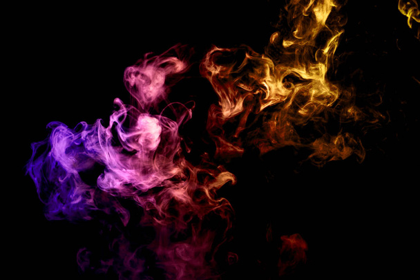 Плотный разноцветный дым желтого, красного, фиолетового цветов на черном изолированном фоне. Фон дымового шара
 - Фото, изображение