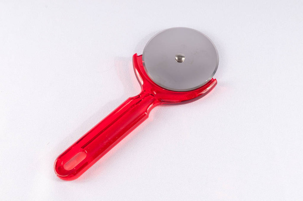 Imagem de plástico vermelho cortador de pizza faca cortador - Foto, Imagem