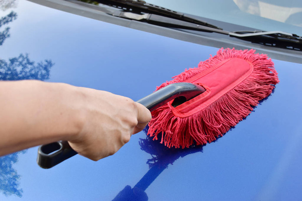Man cleaning a blue car, - Foto, imagen