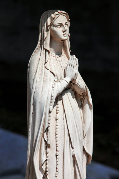 Szűz Mária szobor kegyeleti - Fotó, kép