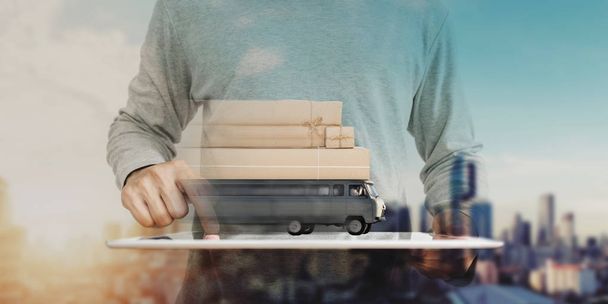 ein Mann, der mit einem digitalen Tablet online einkauft und einen Lieferwagen mit Paketpostfächern transportiert. Online-Shopping, E-Commerce und Lieferkonzept - Foto, Bild