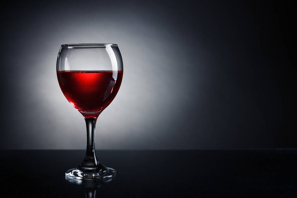 Een glas rode wijn closeup. - Foto, afbeelding