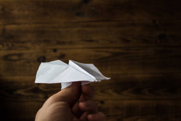 Un avión de papel
 - Foto, Imagen