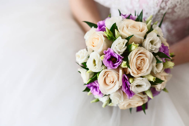 purple bride bouquet - 写真・画像