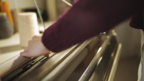 Женские руки работают на ткацкой машине в швейной мастерской
 - Кадры, видео