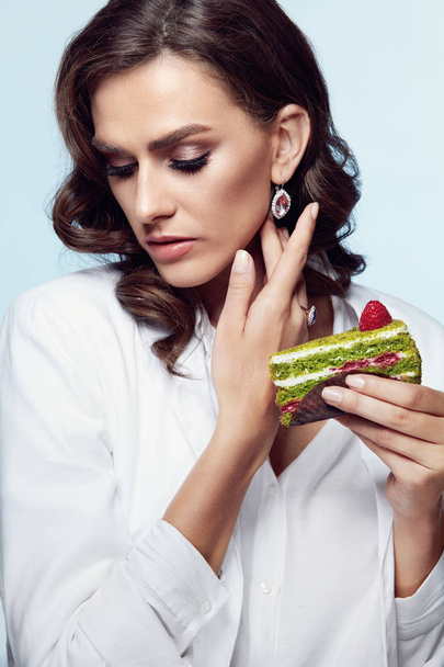 Fashion. Beautiful Woman With Makeup, Jewelry And Cake - 写真・画像