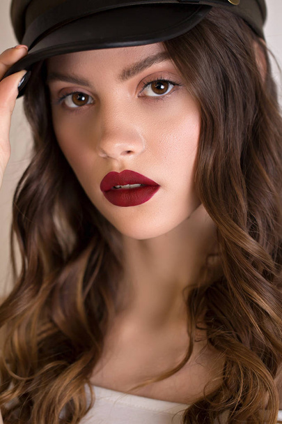 Close up portrait of a beautiful sexy brunette woman with red lips and bright makeup - Foto, imagen