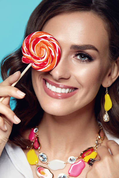 Beauty Makeup. Fashion Female Model With Candy - Foto, imagen